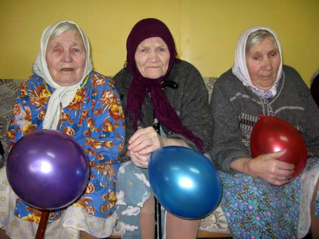 Три бабушки с одним глазом. Три бабушки с ватой. Спор в СНТ фото бабульки. Бабка 3 видео
