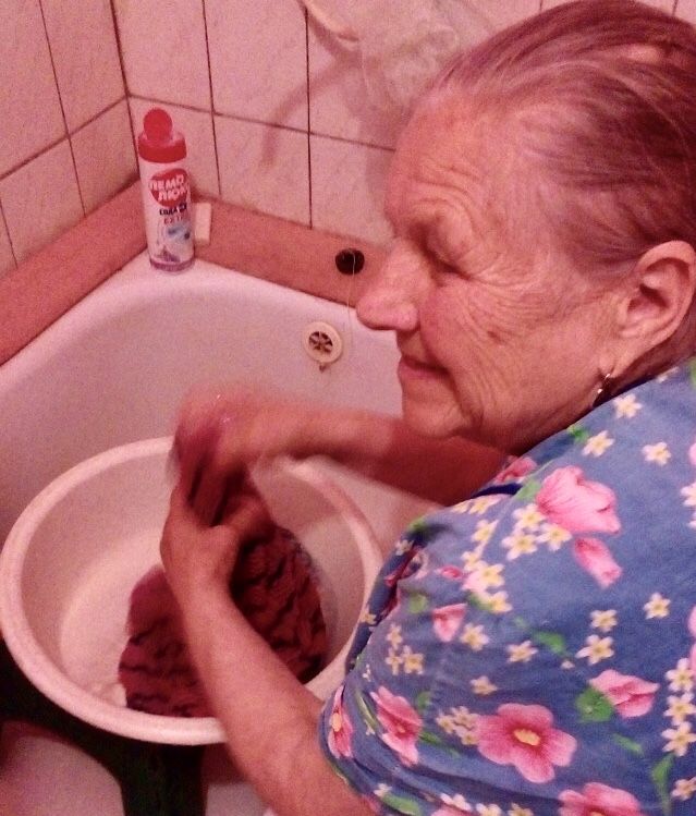 Мама моет бабушку. Бабулька в ванной. Бабки в ванной. Бабуля моется в ванной.