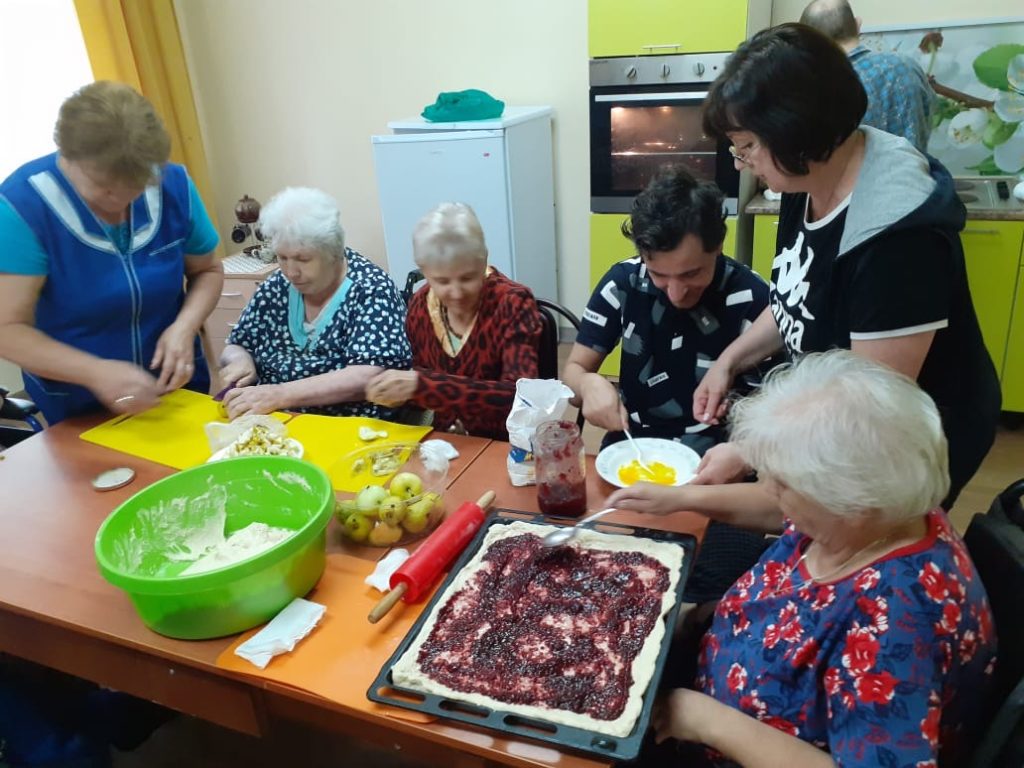 Бесплатный досуг для пенсионеров. Организация досуга пожилых людей. Проект по досугу пожилых людей. Комнаты для досуга пожилых людей. Проект досуг пенсионеры.